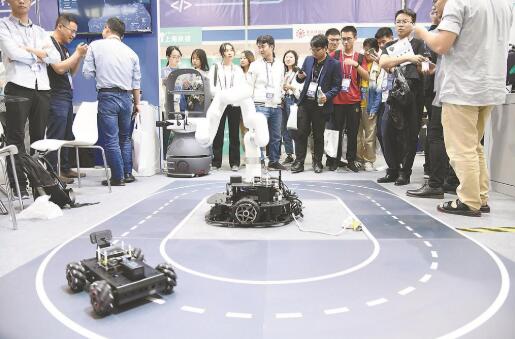 ? 合肥市滨湖国际会展中心，科大讯飞公司展示人工智能自动巡航检测跑道的产品。